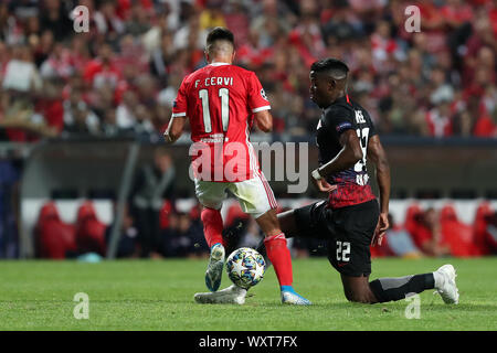 Lissabon. 17 Sep, 2019. Nordi Mukiele (R) von RB Leipzig Mias mit Franco Cervi von SL Benfica während der UEFA Champions League Gruppe G Fußballspiel in Lissabon, Portugal, an Sept. 17, 2019. Credit: Pedro Fiuza/Xinhua Stockfoto