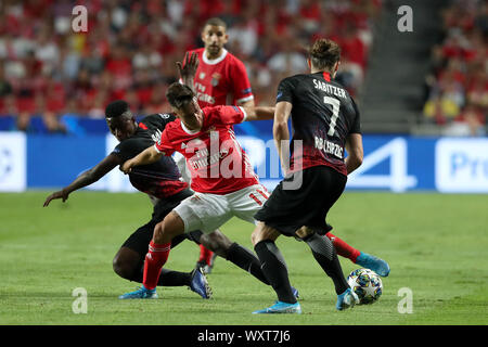 Lissabon. 17 Sep, 2019. Franco Cervi (vorne C) der SL Benfica Mias mit Nordi Mukiele (L) und Marcel Sabitzer von RB Leipzig während der UEFA Champions League Gruppe G Fußballspiel in Lissabon, Portugal, an Sept. 17, 2019. Credit: Pedro Fiuza/Xinhua Stockfoto