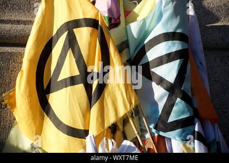 London, Großbritannien. 17. Sep 2019. Aussterben Rebellion Aktivisten rufen alle Bürger, auch die Branche selbst, ein Ende der London Fashion Week zu verlangen und die giftigen System der Verbrauch zu setzen in Ewigkeit ruhen. Der "trauerzug" marschierten Form Trafalgar Square in London Fashion Week zeigen auf der Faser, wo dein Reden gab und führte eine 'die-in", fordert, dass die Modeindustrie die Wahrheit über seinen Beitrag zum Klima- und ökologische Krise Kredit zu sagen: Gareth Morris/Alamy leben Nachrichten Stockfoto