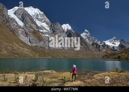 Laguna Siula und Bergpanorama in der Cordillera Huayhuash, Ancash, Peru Stockfoto