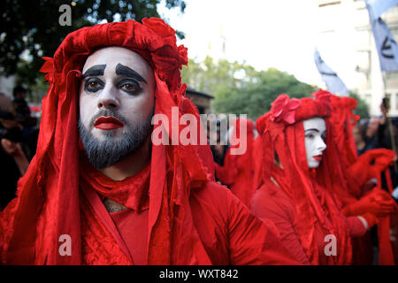 London, Großbritannien. 17. Sep 2019. Aussterben Rebellion Aktivisten rufen alle Bürger, auch die Branche selbst, ein Ende der London Fashion Week zu verlangen und die giftigen System der Verbrauch zu setzen in Ewigkeit ruhen. Der "trauerzug" marschierten Form Trafalgar Square in London Fashion Week zeigen auf der Faser, wo dein Reden gab und führte eine 'die-in", fordert, dass die Modeindustrie die Wahrheit über seinen Beitrag zum Klima- und ökologische Krise Kredit zu sagen: Gareth Morris/Alamy leben Nachrichten Stockfoto