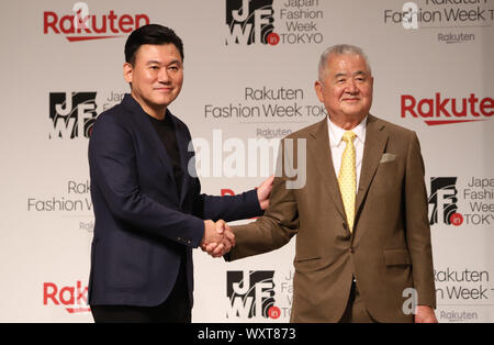 Tokio, Japan. 17 Sep, 2019. Japanische e-commerce Riese Rakuten Präsident Hiroshi Mikitani (L) Hände schüttelt mit Japan Fashion Week Organisation Präsident Masahiko Miyake (R) bei einem Empfang von "Rakuten Fashion Week in Tokio" in einem Hotel in Tokio am Dienstag, den 17. September 2019. Rakuten wird Sponsor für die Fashion Kollektionen, die zwischen dem 14. Oktober und 20 gehalten wird. Credit: Yoshio Tsunoda/LBA/Alamy leben Nachrichten Stockfoto