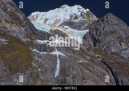 Detailansicht der Eisfall aus Yerupajá in der Cordillera Huayhuash, Ancash, Peru Stockfoto