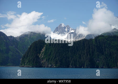 Berge, Wasser, Schnee, Gipfel IN WOLKEN Stockfoto