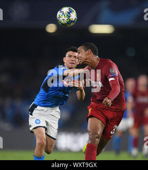 Napoli. 17 Sep, 2019. Napoli's Hirving Lozano (L) Mias mit Liverpool Joel Matip während der UEFA Champions League Gruppe E Match in Neapel, Italien, Sept. 17, 2019. Credit: Alberto Lingria/Xinhua/Alamy leben Nachrichten Stockfoto