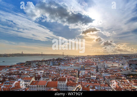 Herrlicher Panoramablick über Lissabon von Saint George Schloss (Sao Jorge) Suche Stockfoto