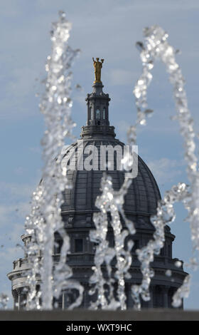 Madison, Wisconsin, USA. 17 Sep, 2019. Die Wisconsin State Capitol in Madison, Wisconsin, wird durch Düsen in den Brunnen in der obersten Ebene des Frank Lloyd Wright - Monona Terrace Convention Center Dienstag, September 17, 2019, gerahmt. Credit: Mark Hertzberg/ZUMA Draht/Alamy leben Nachrichten Stockfoto