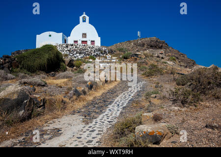 Schöne kleine Kirche neben dem Wanderweg zwischen Fira und Oia auf Santorini Insel Stockfoto