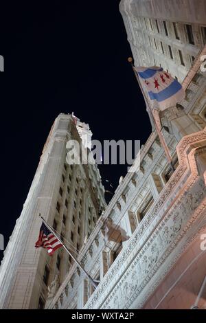 EXTREME LOW ANGLE NIGHT SHOT DER HOHES GEBÄUDE IN CHICAGO Stockfoto