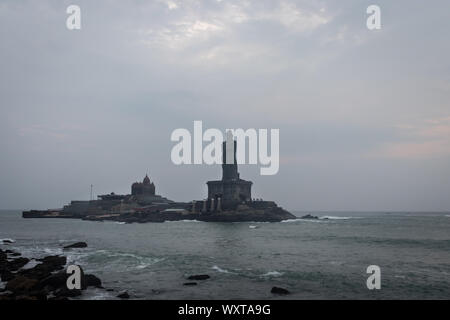 Dawn Blick auf das Meer von der Küste mit Statue Bild zeigt Vivekananda Rock Memorial und Thiruvalluvar Statue in Kanyakumari Indien. Stockfoto