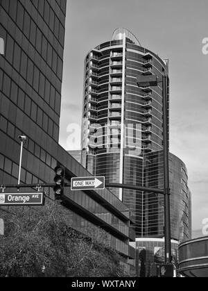 Blick auf die Stadt von der Innenstadt von Orlando, Florida in Schwarz und Weiß Stockfoto