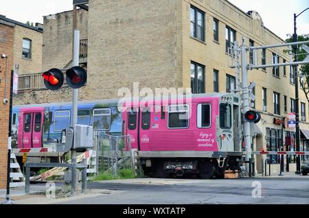 Chicago, Illinois, USA. Ein farbenfroh eingerichteten CTA braune Linie Bahn laufen auf der Straße in der Nähe der Anschlussstelle. Stockfoto