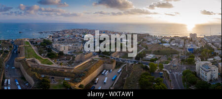 Antenne Sommer Sonnenuntergang Blick von Acco, Morgen, Akko mittelalterliche Altstadt mit grünem Dach al-Jazzar Moschee und Crusader Palace, Stadtmauer, arabischen Markt, Israel Stockfoto