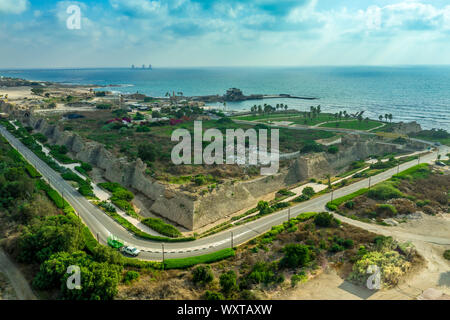 Antenne panorama Casarea Maritima, alte Stadtmauer aus der Zeit der Römer, Byzantiner und Kreuzfahrer Ära mit Stadtmauern, Bastionen, an der Küste des Stockfoto