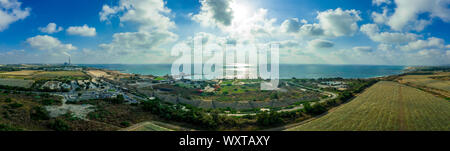 Antenne panorama Casarea Maritima, alte Stadtmauer aus der Zeit der Römer, Byzantiner und Kreuzfahrer Ära mit Stadtmauern, Bastionen, an der Küste des Stockfoto