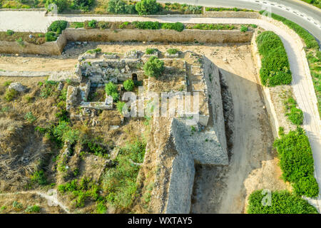 Antenne panorama Casarea Maritima, alte Stadtmauer aus der Zeit der Römer, Byzantiner und Kreuzfahrer Ära mit Stadtmauern, Bastionen, an der Küste des Stockfoto