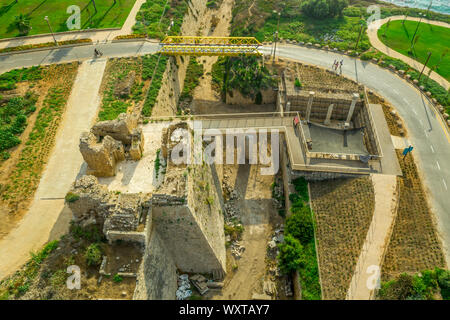 Antenne panorama Casarea Maritima, alte Stadtmauer aus der Zeit der Römer, Byzantiner und Kreuzfahrer Ära mit Stadtmauern, Bastionen, an der Küste des Stockfoto