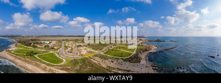 Antenne panorama Casarea Maritima, alte Stadtmauer aus der Zeit der Römer, Byzantiner und Kreuzfahrer Ära mit Stadtmauern, Bastionen, an der Küste des Stockfoto