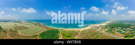 Antenne panorama Casarea Maritima, alte Stadtmauer aus der Zeit der Römer, Byzantiner und Kreuzfahrer Ära mit Stadtmauern, Bastionen, an der Küste des Stockfoto