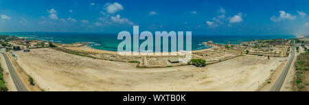 Antenne panorama Casarea Maritima, alte Stadtmauer aus der Zeit der Römer, Byzantiner und Kreuzfahrer Ära mit Stadtmauern, Bastionen, an der Küste des Stockfoto