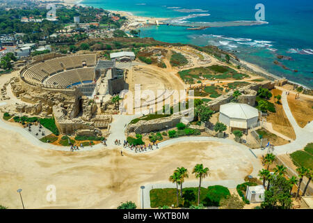 Antenne panorama Casarea Maritima, alte Stadtmauer aus der Zeit der Römer, Byzantiner und Kreuzfahrer Ära mit Stadtmauern, Bastionen, an der Küste des Stockfoto