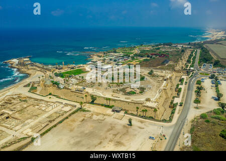 Antenne panorama Casarea Maritima, alte Stadtmauer aus der Zeit der Römer, Byzantiner und Kreuzfahrer Ära mit Stadtmauern, Bastionen, an der Küste des Stockfoto