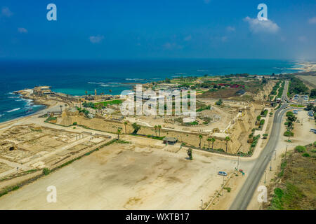 Antenne panorama Casarea Maritima, alte Stadtmauer aus der Zeit der Römer, Byzantiner und Kreuzfahrer Ära mit Stadtmauern, Bastionen, an der Küste des Stockfoto