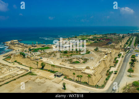 Antenne panorama Casarea Maritima, alte Stadtmauer aus der Zeit der Römer, Byzantiner und Kreuzfahrer Ära mit Stadtmauern, Bastionen, an der Küste des Stockfoto