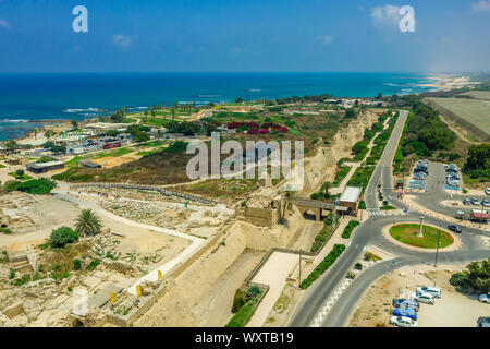 Antenne panorama Casarea Maritima, alte Stadtmauer aus der Zeit der Römer, Byzantiner und Kreuzfahrer Ära mit Stadtmauern, Bastionen, an der Küste des Stockfoto