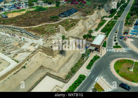 Antenne panorama Casarea Maritima, alte Stadtmauer aus der Zeit der Römer, Byzantiner und Kreuzfahrer Ära mit Stadtmauern, Bastionen, an der Küste des Stockfoto