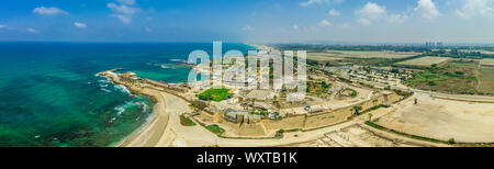 Antenne panorama Casarea Maritima, alte Stadtmauer aus der Zeit der Römer, Byzantiner und Kreuzfahrer Ära mit Stadtmauern, Bastionen, an der Küste des Stockfoto