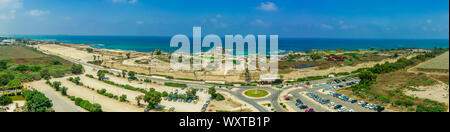 Antenne panorama Casarea Maritima, alte Stadtmauer aus der Zeit der Römer, Byzantiner und Kreuzfahrer Ära mit Stadtmauern, Bastionen, an der Küste des Stockfoto