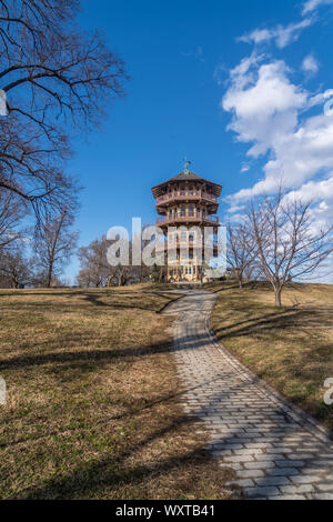 Patterson Park Pagode im Winter in Baltimore, Maryland, USA mit amerikanischen Flagge Stockfoto