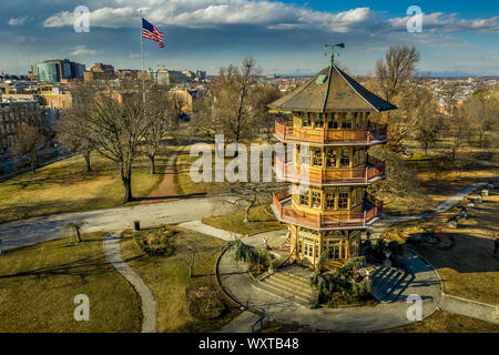 Patterson Park Pagode im Winter in Baltimore, Maryland, USA mit amerikanischen Flagge Stockfoto