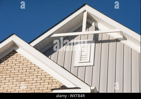 Kunststoff oder Holz weißes Dach Dekoration Giebel, corbel, Louvre auf einem Neubau luxus American Einfamilienhaus an der Ostküste USA mit Blue s Stockfoto