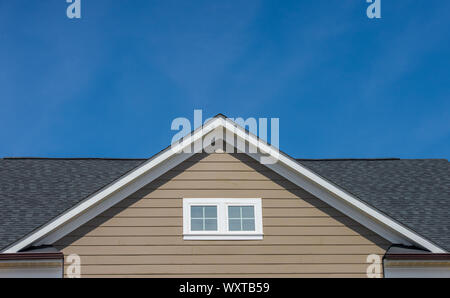 Kunststoff oder Holz weißes Dach Dekoration Giebel, corbel, Louvre auf einem Neubau luxus American Einfamilienhaus an der Ostküste USA mit Blue s Stockfoto