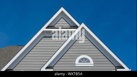 Kunststoff oder Holz weißes Dach Dekoration Giebel, corbel, Louvre auf einem Neubau luxus American Einfamilienhaus an der Ostküste USA mit Blue s Stockfoto