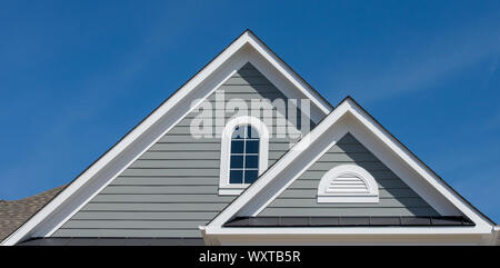 Kunststoff oder Holz weißes Dach Dekoration Giebel, corbel, Louvre auf einem Neubau luxus American Einfamilienhaus an der Ostküste USA mit Blue s Stockfoto