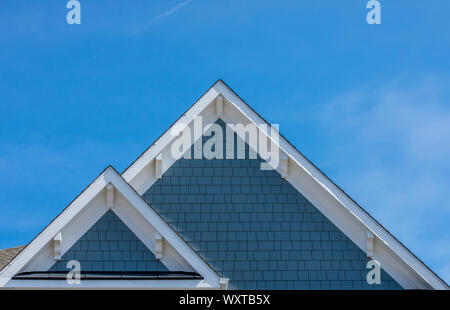 Kunststoff oder Holz weißes Dach Dekoration Giebel, corbel, Louvre auf einem Neubau luxus American Einfamilienhaus an der Ostküste USA mit Blue s Stockfoto