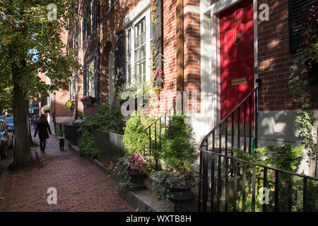 Lokale Frau wandern Hund auf der Leitung, die vergangene Periode Eigenschaften in Brimmer Straße im Stadtteil Beacon Hill, Boston, USA Stockfoto