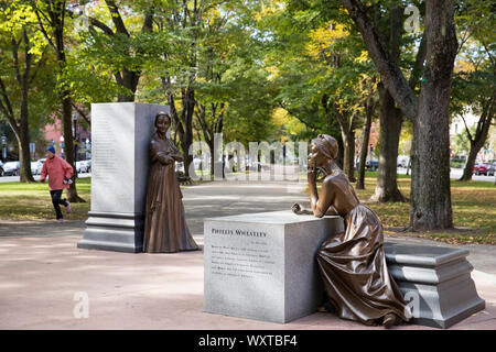 Jogger von Statuen von Phillis Wheatley und Abigail Adamis in Boston Women's Memorial in Commonwealth Avenue Mall, Boston, USA Stockfoto