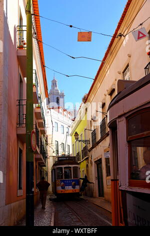 Berühmten Straßenbahn Linie in Alfama, dem alten Stadtviertel von Lissabon, Portugal Stockfoto