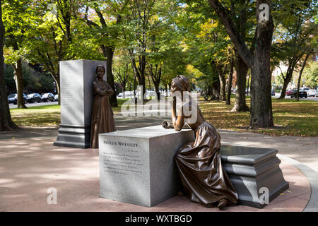 Statue von Phillis Wheatley, als Sklave verkauft, ist Teil der Boston Women's Memorial in Commonwealth Avenue Mall, Boston, USA Stockfoto