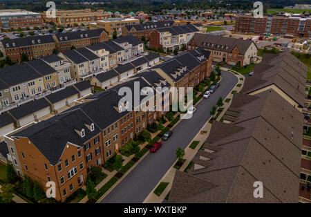 American real estate Nachbarschaft Straße in Maryland mit typischen Ostküste Backsteinfassade Stadthäuser mit blauen bewölkten Himmel Luftaufnahme Stockfoto