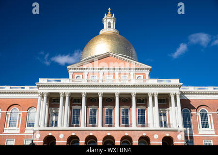 Massachusetts State House der Sitz der Regierung, mit der goldenen Kuppel und Spalten in der Stadt Boston, USA Stockfoto