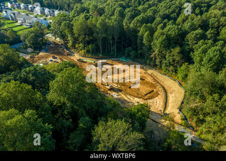 Luftaufnahme von Maryland Baustelle mit Ausrüstung für eine neue Bushaltestelle mit kleinen Gebäuden und einem Schuppen vor Sonnenuntergang Stockfoto