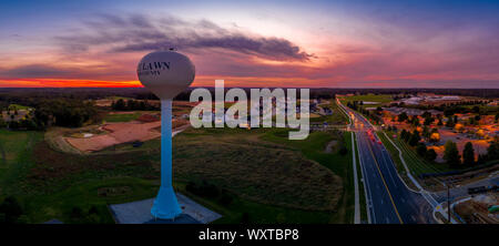 Maryland Ahorn rasen Antenne Sonnenuntergang Blick auf Wasserturm und Wohngegend Stockfoto