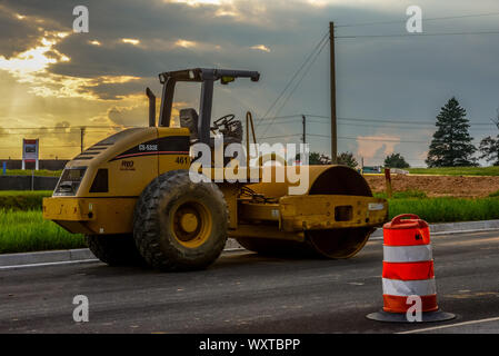 Gelbe Ausgrabung bulldozer Ausrüstung Straßenwalze stream Walze auf einer Baustelle Stockfoto