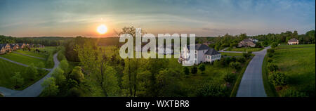 Antenne Panorama der amerikanischen Luxus Immobilien Nachbarschaft in Maryland mit Einfamilienhäusern, Villen, hochwertige Gebäude mit viel Land Stockfoto