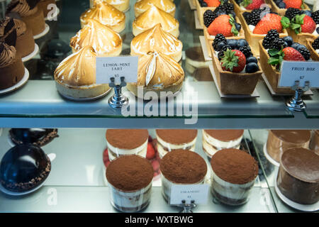 Torten, Kuchen und Gebäck zum Verkauf an Tatte Bäckerei und Cafe in der Charles Street im historischen Stadtteil, Boston, USA Stockfoto